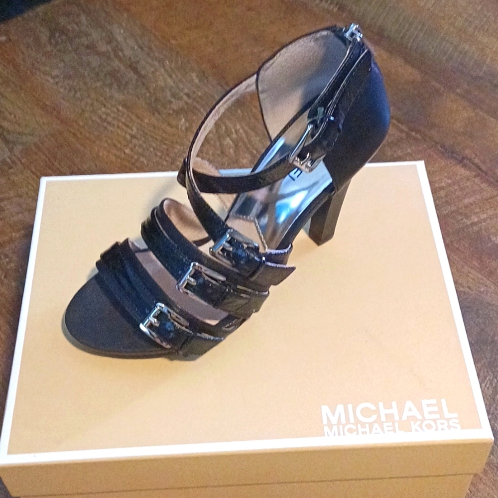MICHAEL KORS DESERT CROSS STRAP PATENT LEATHER HEELS. 👠 new in box